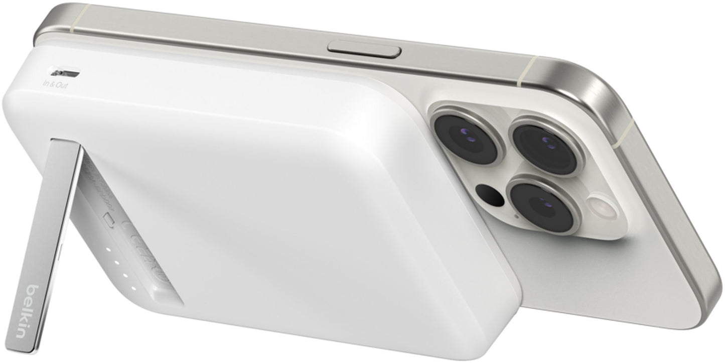 Bezdrôtová externá batéria Belkin BoostCharge Pro s opierkou, 8000mAh, 15W, FQI, 1 x QI - 1 x USB-C, biela BPD007btWH