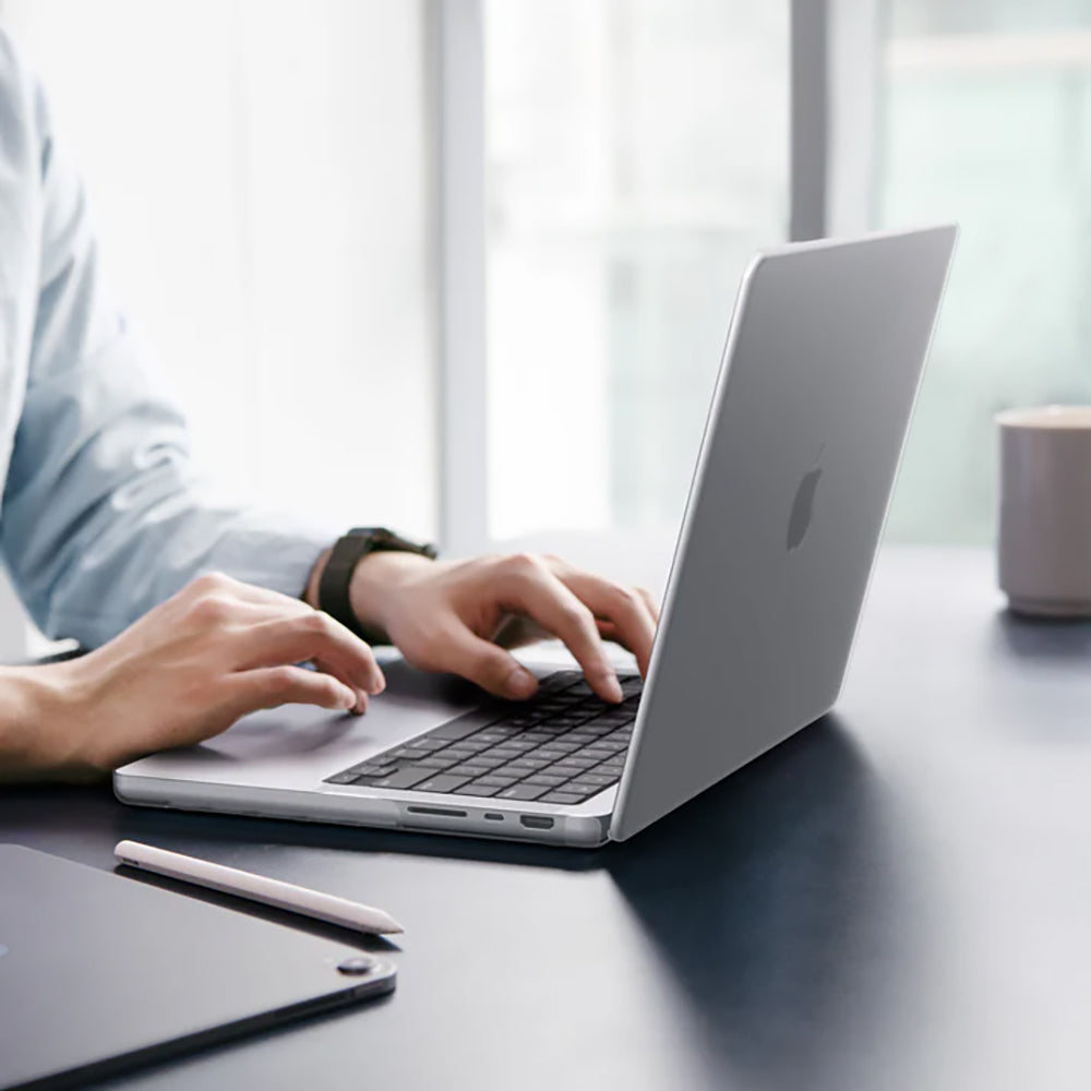 Puzdro Spigen Airskin pre Apple MacBook Pro 16palcový (2026) / (2024) / (2023) / (2021), Priehľadné Matné ACS11526