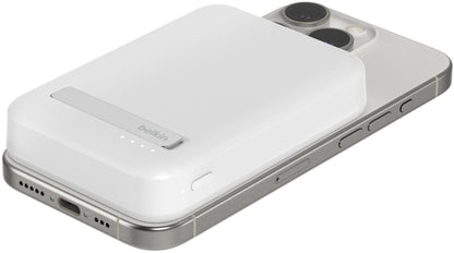 Bezdrôtová externá batéria Belkin BoostCharge Pro s opierkou, 8000mAh, 15W, FQI, 1 x QI - 1 x USB-C, biela BPD007btWH