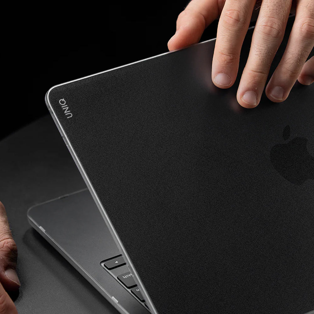 Puzdro UNIQ Claro pre Apple MacBook Pro 16 palcov (2026) / (2024) / (2023) / (2021), Matná sivá