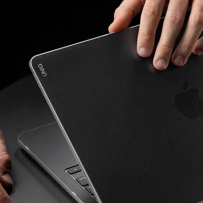 Puzdro UNIQ Claro pre Apple MacBook Pro 16 palcov (2026) / (2024) / (2023) / (2021), Matná sivá